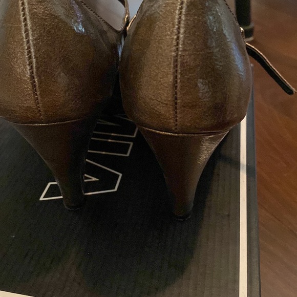 Mia gold t-straps 7.5 excellent used condition original box - Picture 9 of 11